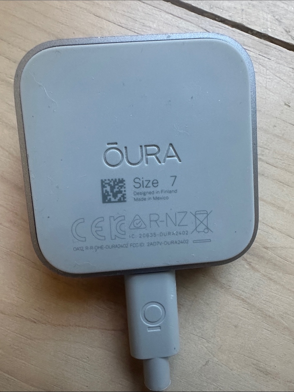 Oura ring 4 gold size 7 w charger, BATTERY WORKS PERFECTLY - Picture 6 of 8